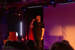 Bilder von Singen aus voller Kehle im Pavillon der IG Kultur, aufgenommen am 10.März 2025 von Eberhard Weinmann
