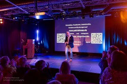 Bilder von Singen aus voller Kehle im Pavillon der IG Kultur, aufgenommen am 10.März 2025 von Eberhard Weinmann