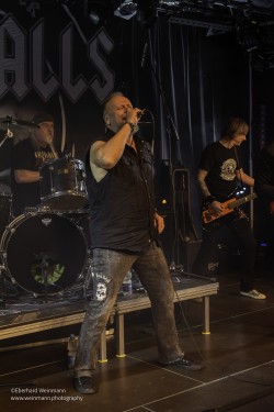 Die Big Balls im Pavillon der IG Kultur in Sindelfingen, fotografiert von Eberhard Weinmann.