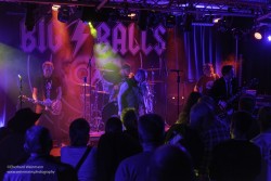 Die Big Balls im Pavillon der IG Kultur in Sindelfingen, fotografiert von Eberhard Weinmann.