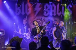 Die Big Balls im Pavillon der IG Kultur in Sindelfingen, fotografiert von Eberhard Weinmann.