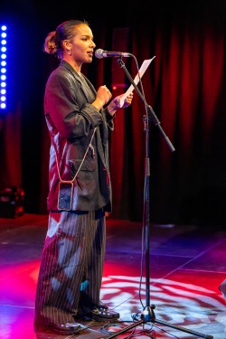 Poesie von und für Känäcks: Unsere Worte, Unsere Welt Ein Poetry Slam Abend 