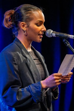 Poesie von und für Känäcks: Unsere Worte, Unsere Welt Ein Poetry Slam Abend 
